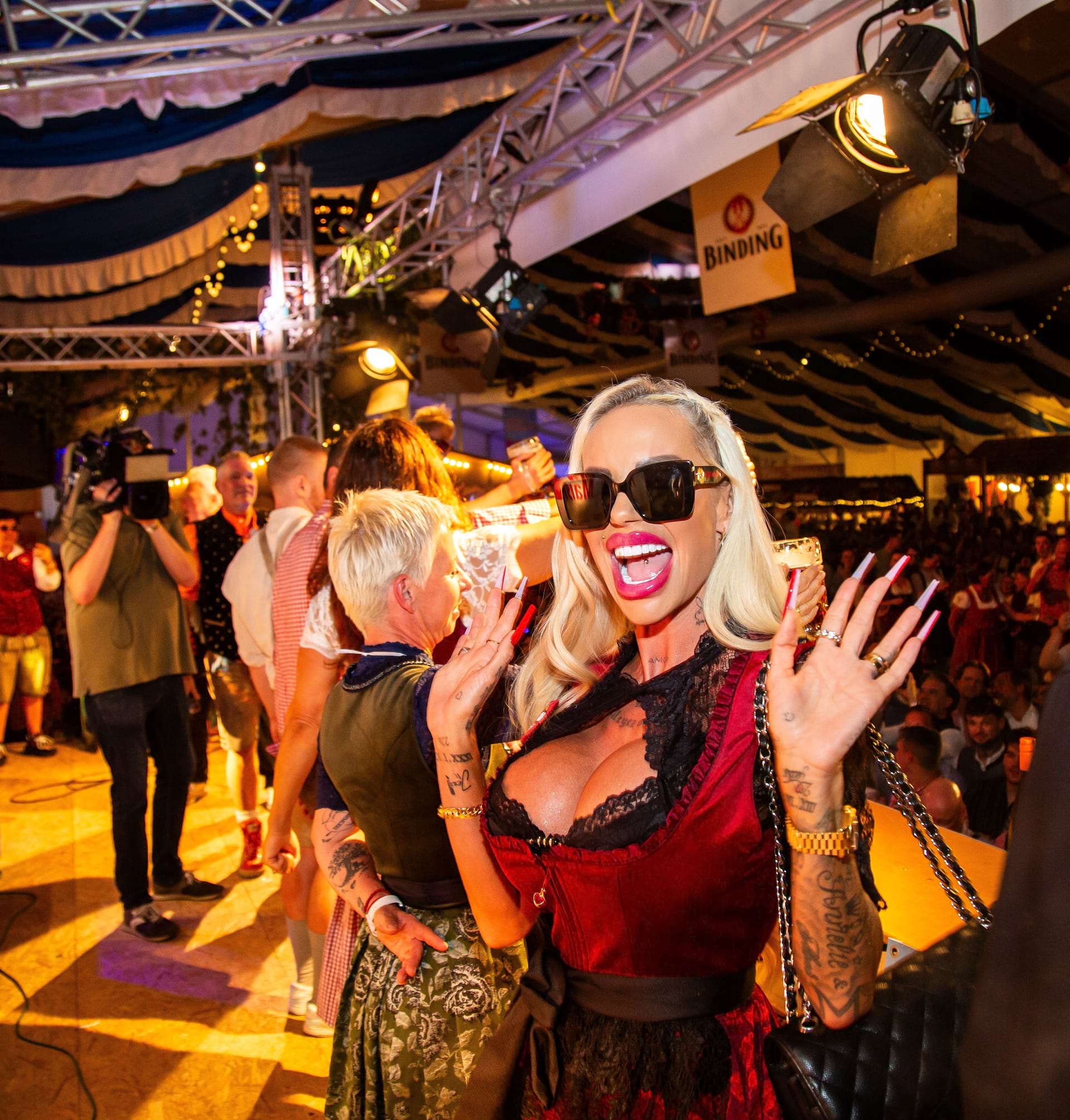Realitystars im Festzelt